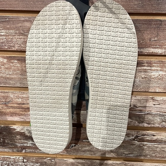 Sanuk Women’s Camo Slip-Ons - Picture 2 of 2
